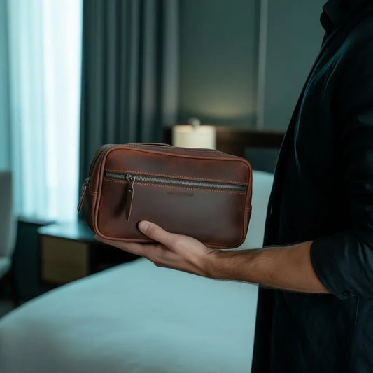 trousse de toilette tenu par un homme