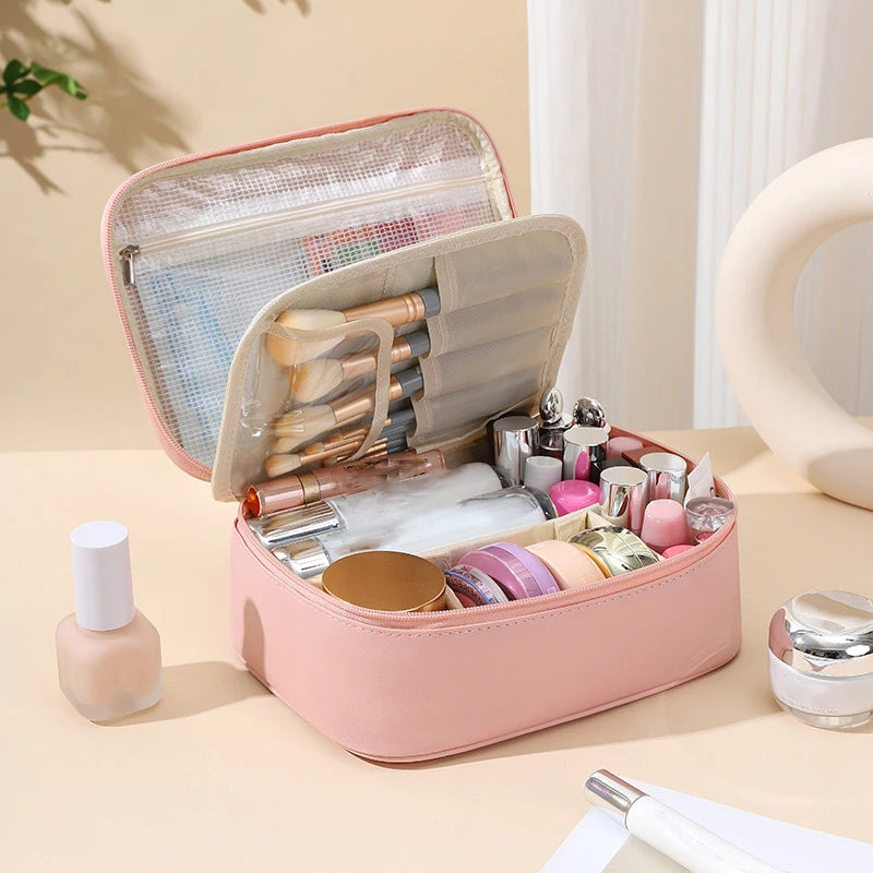 une trousse de maquillage rose