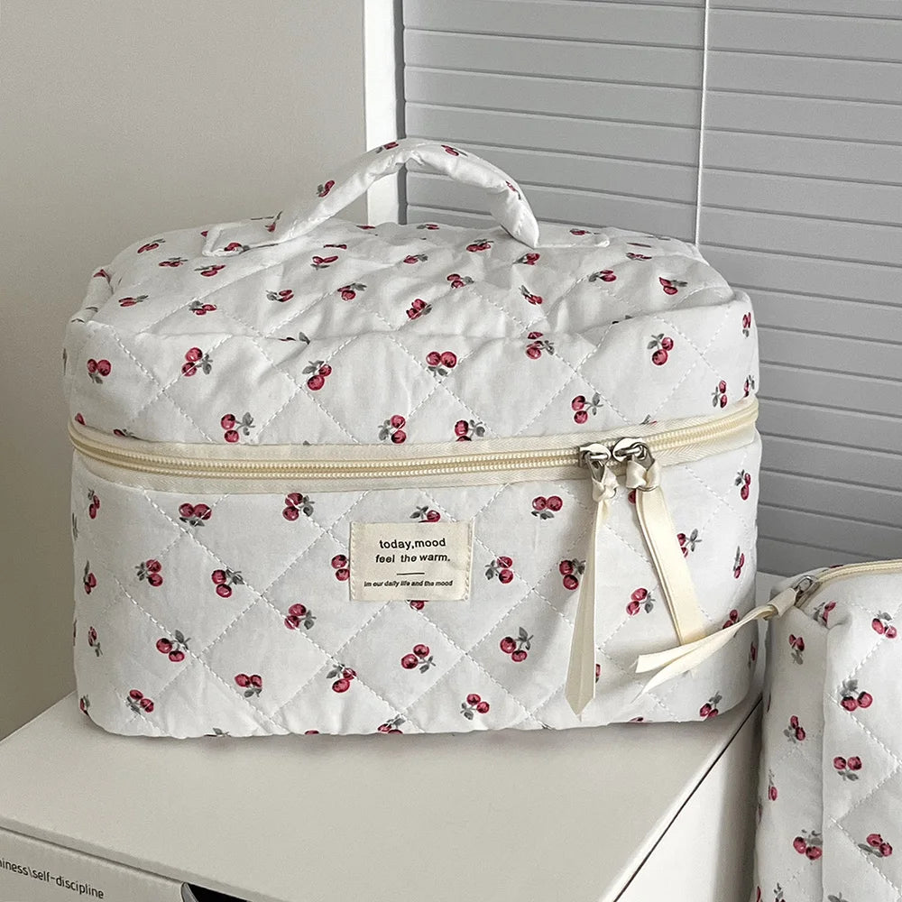 une trousse de toilette matelassée cerise