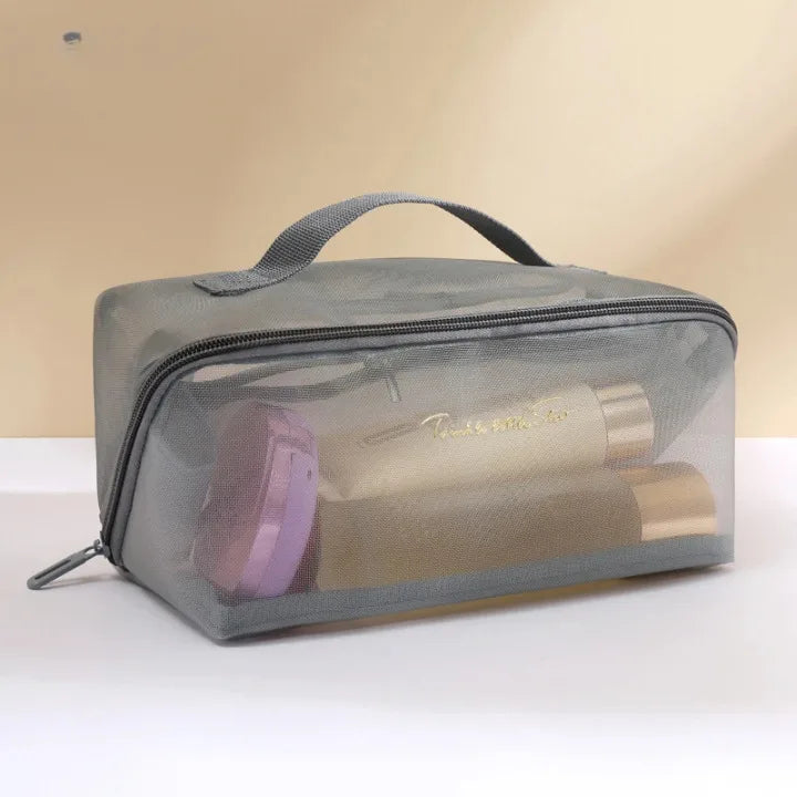 une trousse de toilette transparente grise