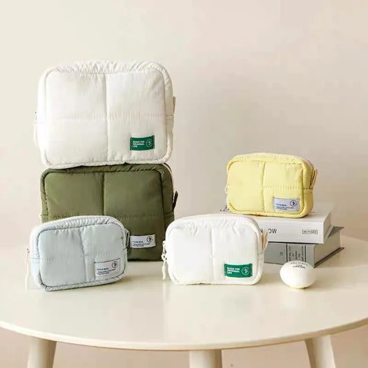 Plusieurs Trousses de Toilette Matelassées