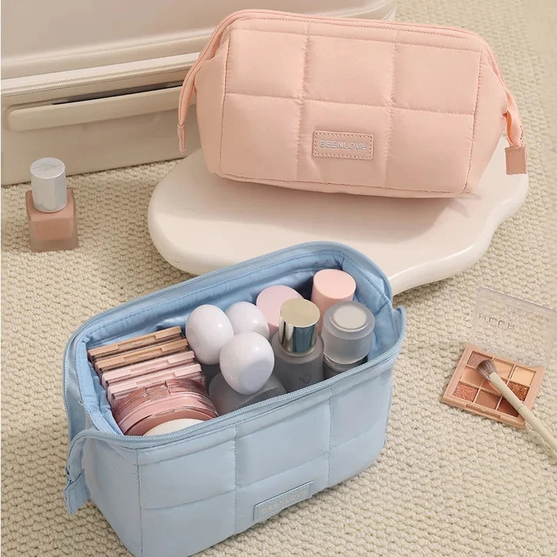 Trousses de Toilette Matelassée & Maquillage ouverts
