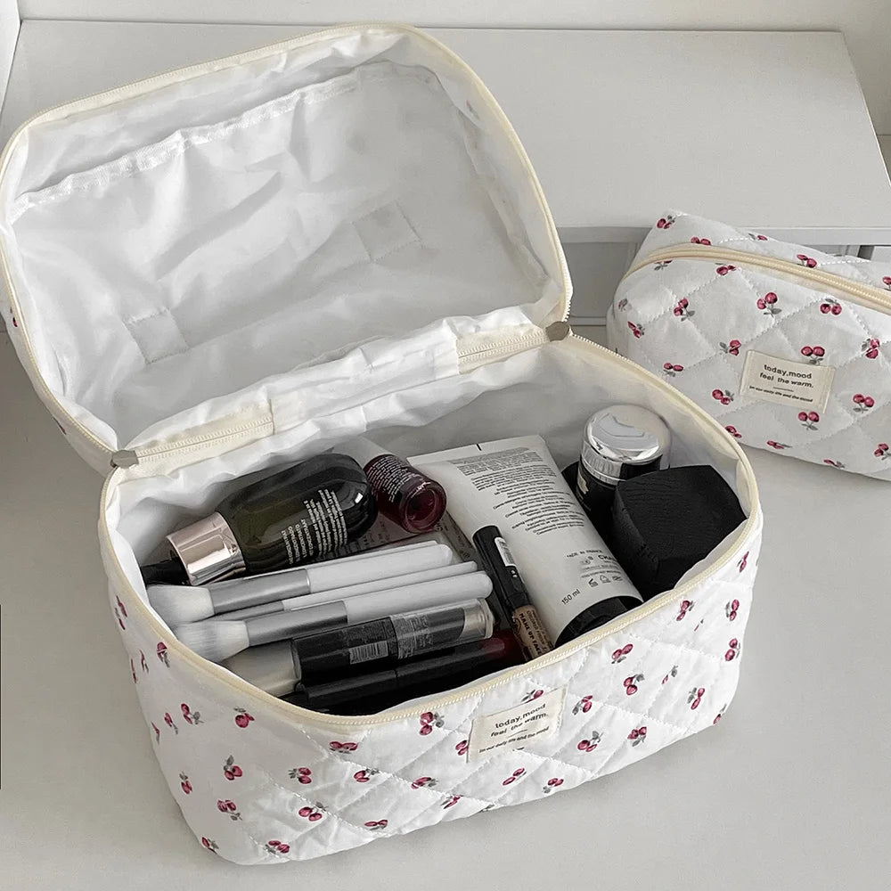 trousse de toilette matelassée ouverte cerise