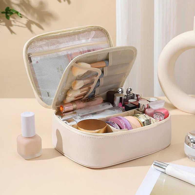 une trousse de maquillage blanche