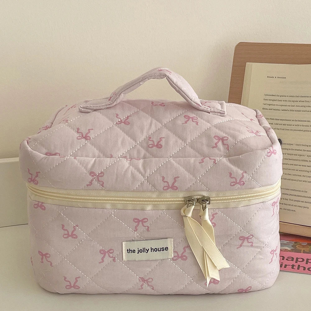 une trousse de toilette matelassée rose