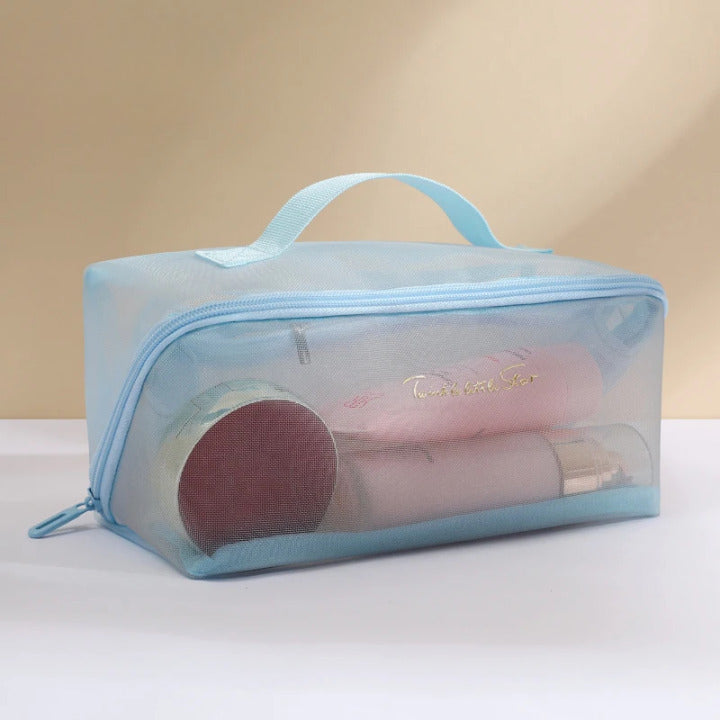 une trousse de toilette transparente bleu