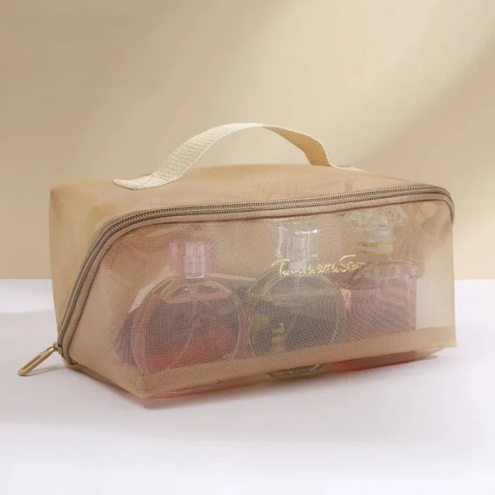 une trousse de toilette transparente Or