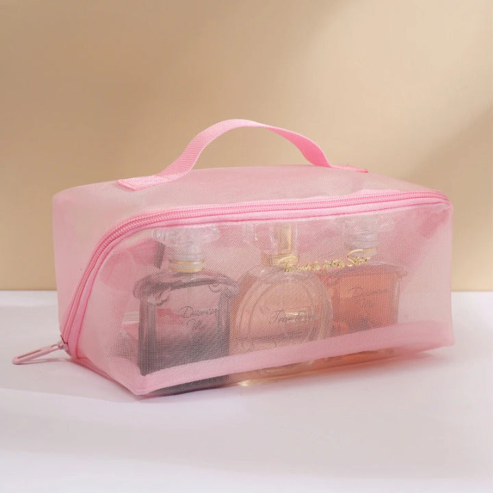 une trousse de toilette transparente rose